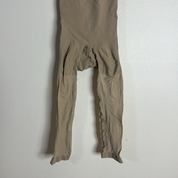 Skims Seamless Sculpt Mid Thigh Bodysuit in clay size small NWOT - Picture 6 of 11